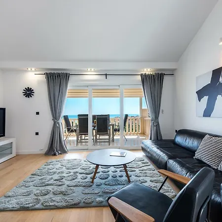 Vista Deluxe Apartment