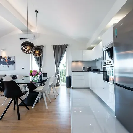 Vista Deluxe Apartment